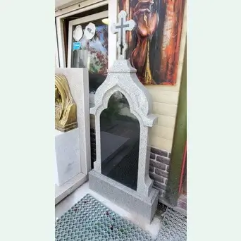 Памятник из двух мансура с черной вставкой из диабаза в православном стиле с крестом 